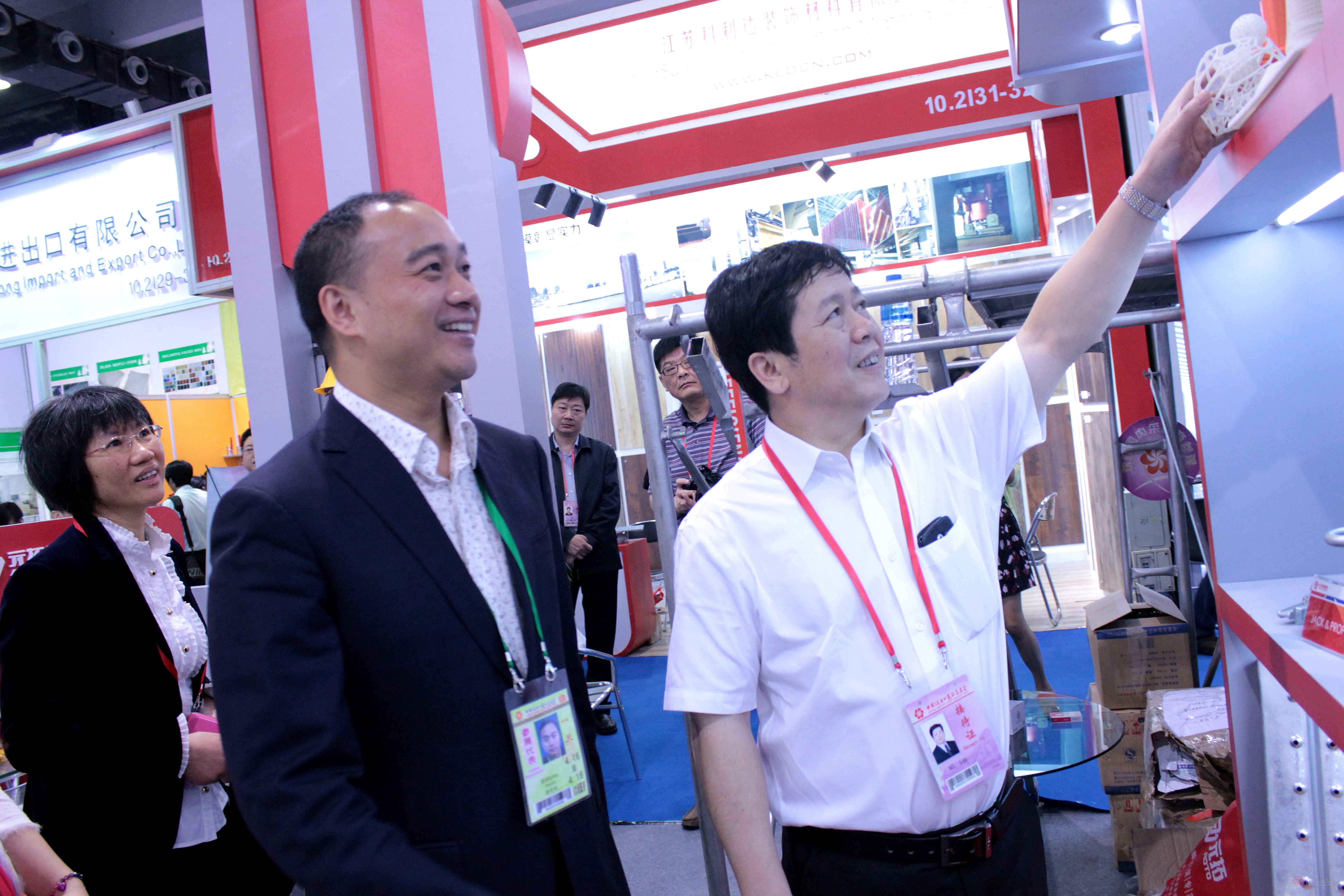湖南省商务厅厅长徐湘平（右一）一行领导参观我公司展位